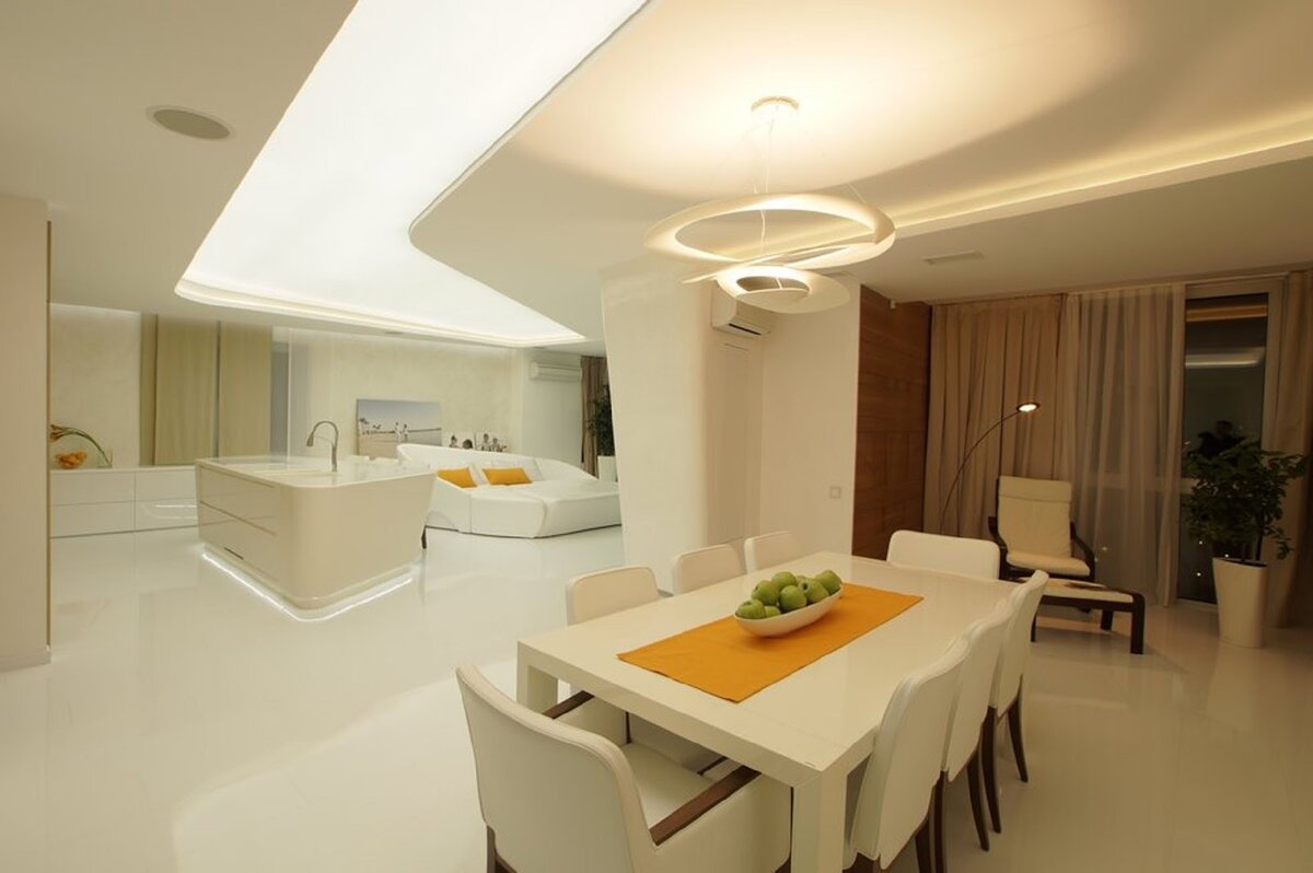  Светопрозрачный потолок футуристичен, словно взгляд в будущее