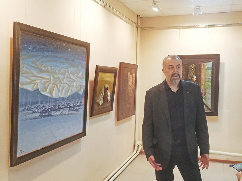 Художник Константин Войнов в созданной им галерее в деревне Усолка