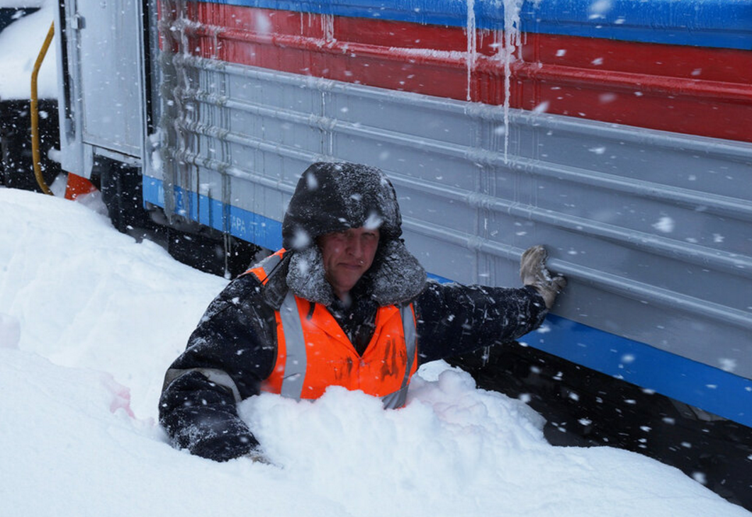 Сахалин снегопад. Вагон в снегу. Сугробы на железной дороге. Снегопад на ЖД. Замерзший сугроб