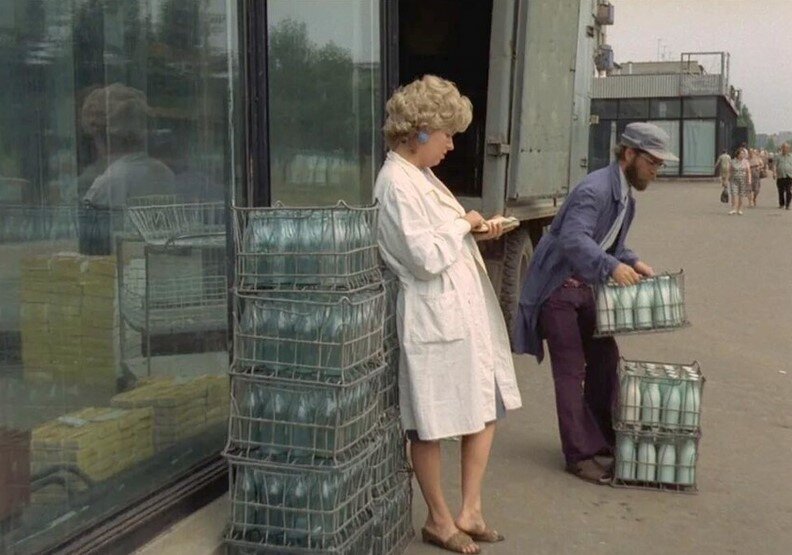 Если есть народное кино, то к нему в первую очередь относится фильм "Афоня". Комедия про обычных людей, которыми мы и являемся. А сколько там фраз, ушедших в народ!-5