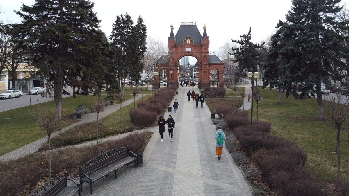 В Краснодаре такая жара, что моя знакомая ложится на пол и накрывается  холодной тряпочкой