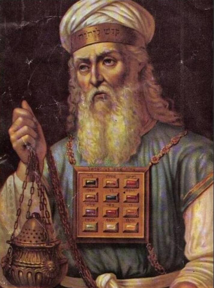 Известно, что хризолит был одним из двенадцати камней в наперснике первосвященника Аарона (в нижнем ряду слева). Данное изображение не вполне корректно, так как надписи, обозначавшие двенадцать колен Израилевых (племена потомков двенадцати сыновей Иакова, образовавшие, согласно Священному Писанию, еврейский народ), были выгравированы непосредственно на самих камнях