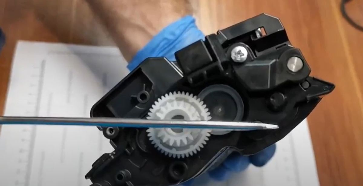 Белую шестерню прокручивая магнитный вал ставим тупой стороной (в центре шестерни) в сторону магнитного вала, как показано на картинке.