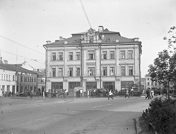 Снимок фотографа Николая Кубеева, запечатлевшие Садовую-Черногрязскую улицу и площадь Земляной Вал в 1933-34 годах. Из коллекции Андрея Мятиева.