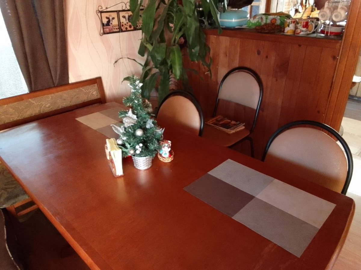 На столе всегда должно что-то стоять