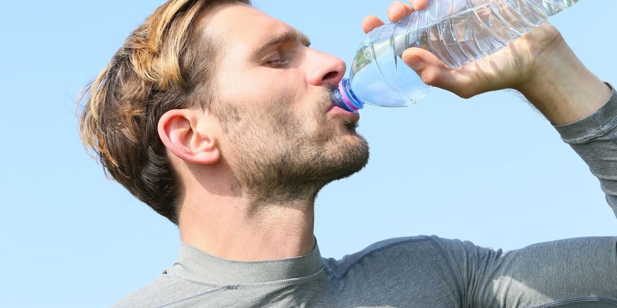 Пить тяжелую воду. Пьет из бутылки. Мужчина пьет воду. Парень с бутылкой воды. Человек пьет воду из бутылки.