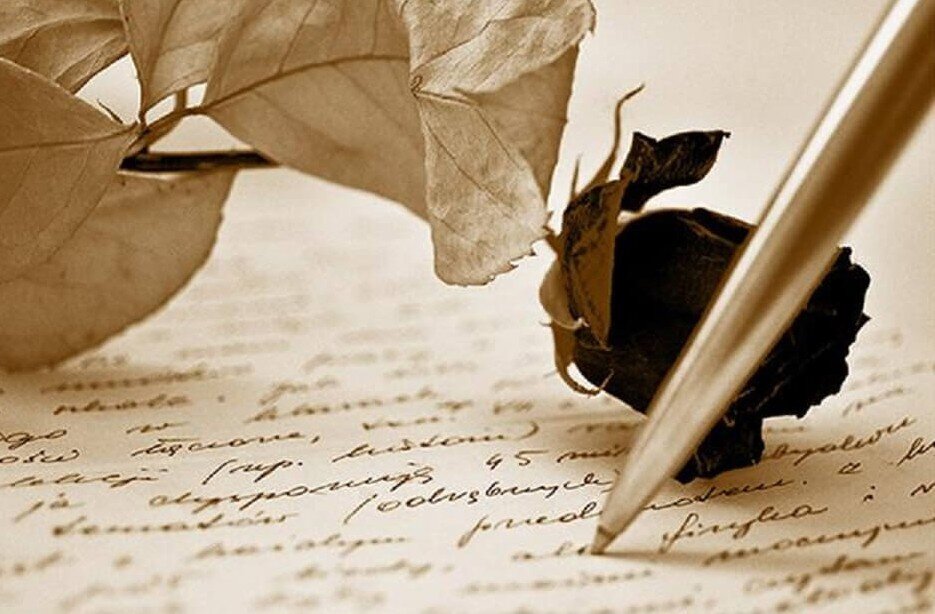 Пишу тебе письмо. Женская поэзия. Письмо. Пишет письмо. Лист с поэзией.