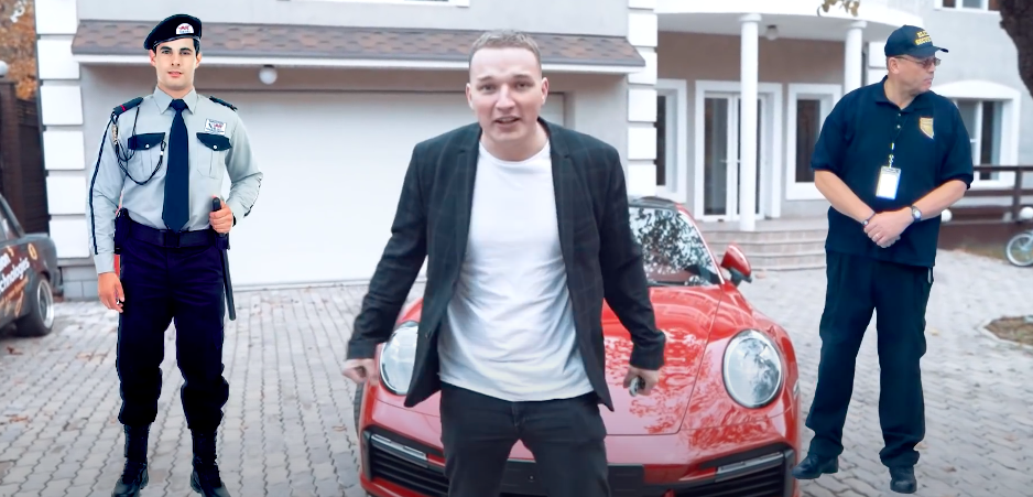 Блогер на фоне своего особняка и дорогой иномарки