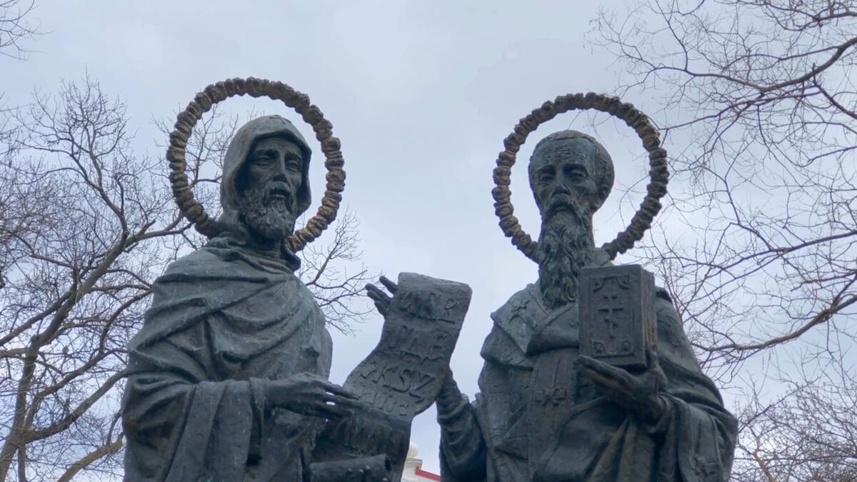 Памятник святым в Севастополе на городском холме.