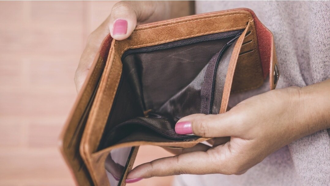 Источник фото - Яндекс.Картинки                                                                                     Так выглядит мой кошелёк после похода по магазинам - идеальная чистота. Или пустота!