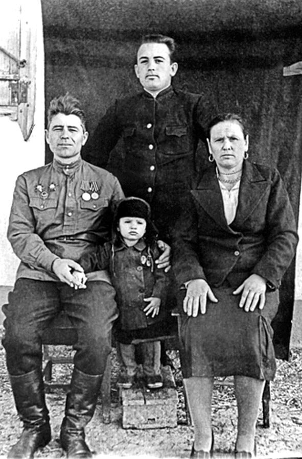 Михаил Горбачев (в центре) с родителями и младшим братом