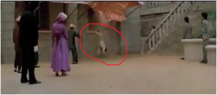 Фрагмент из фильма "Проект А", где видно, как Джеки Чан, упав, приземляется на голову