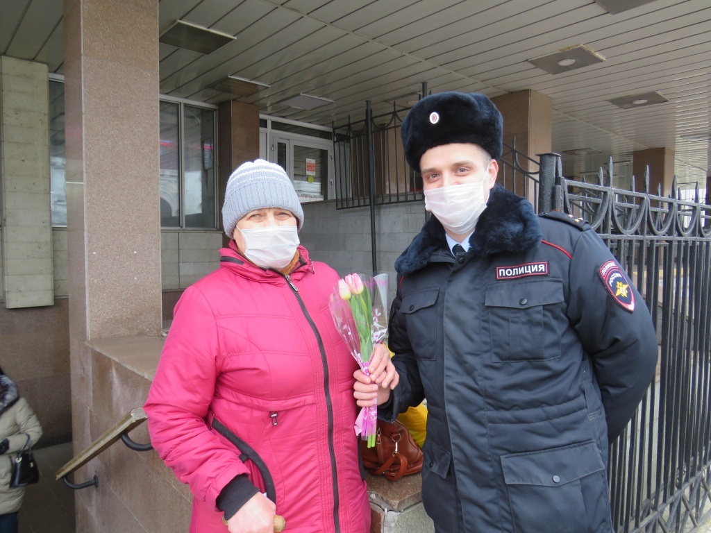 В Твери на ж/д вокзале полицейские дарят женщинам цветы перед 8 марта