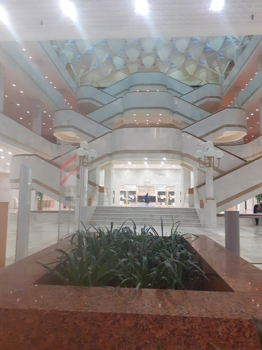 Лестница в библиотеке.