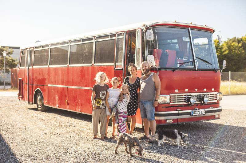 Семья Конрад, также известная как Worldschooling Nomads (кочевники по школе планеты), живет в красном автобусе с 2018 года. 