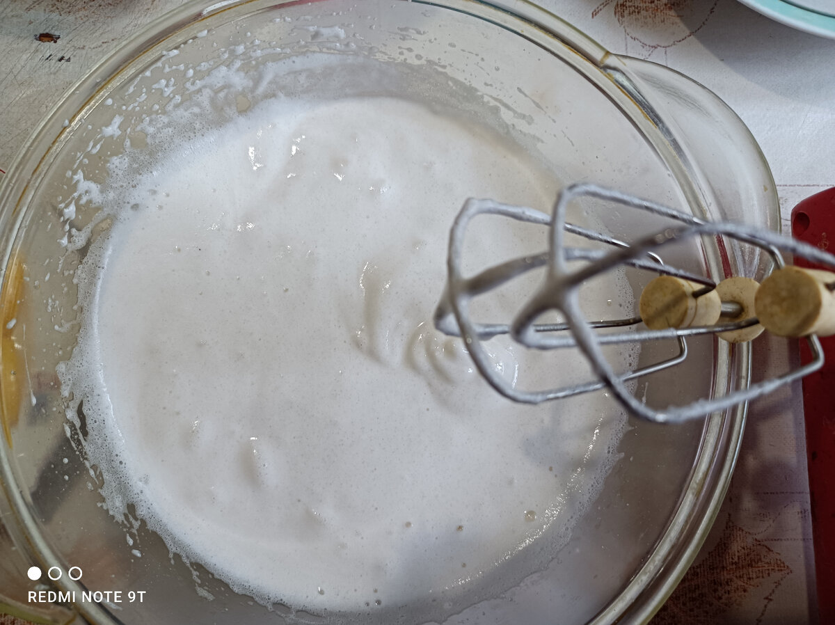 Белки взбиваем с сахаром до густоты