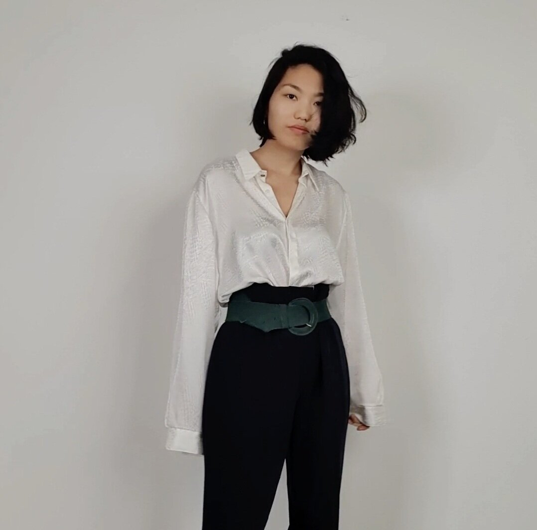 На фото я все еще не в настроении, но работать надо. На мне все из нашего секонда. Брюки и ремень уже проданы. Не понимаю, почему не покупают блузу)