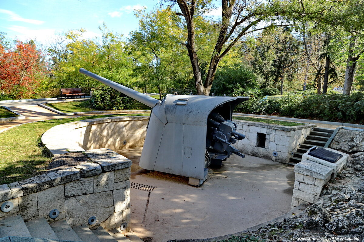 Серьезно облагороженные и облицованные камнем орудийные дворики выглядят, конечно, совсем не так, как в годы войны.