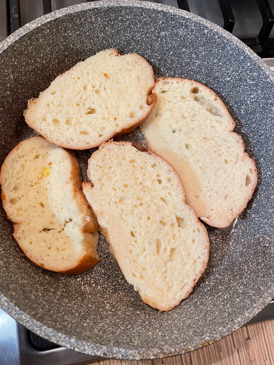 Гренки с яйцом и молоком на сковороде - быстрый и вкусный завтрак | Юня на  кухне | Дзен