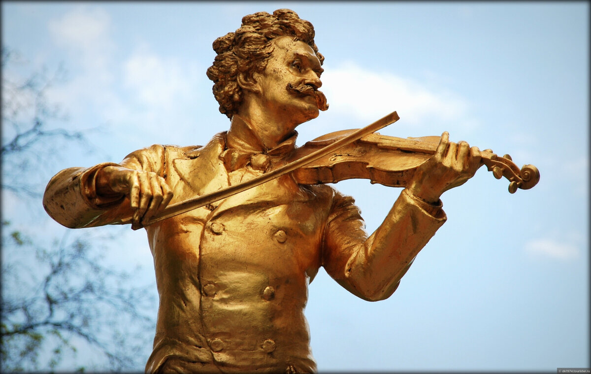 Памятник музыканта Штрауса