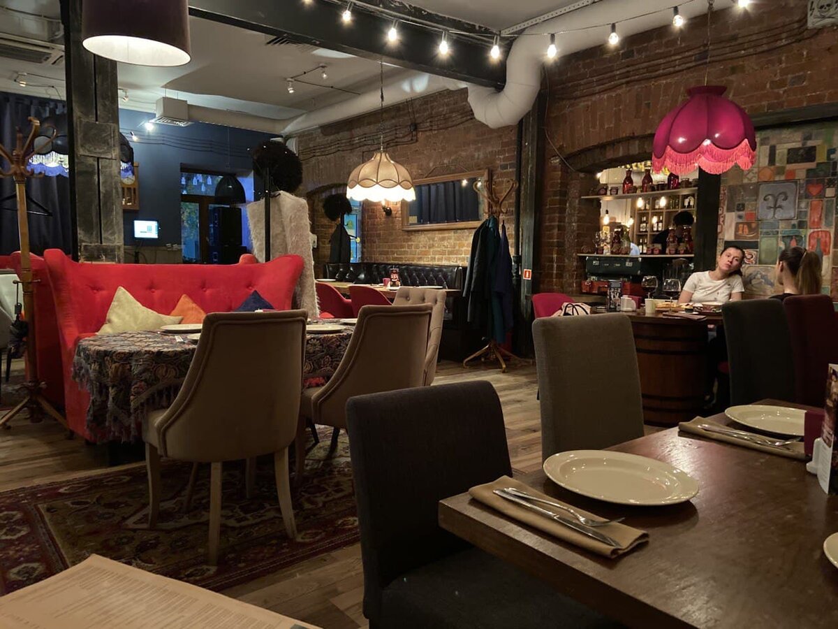 Мягкие диваны разного цвета с разбросанными цветными подушками. (фото автора)