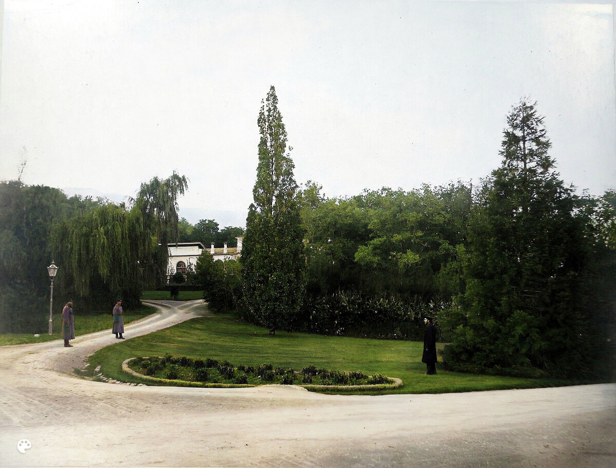 Ливадия - Дворцовые служащие на дорожке парка у пирамидального дуба вблизи оранжереи.