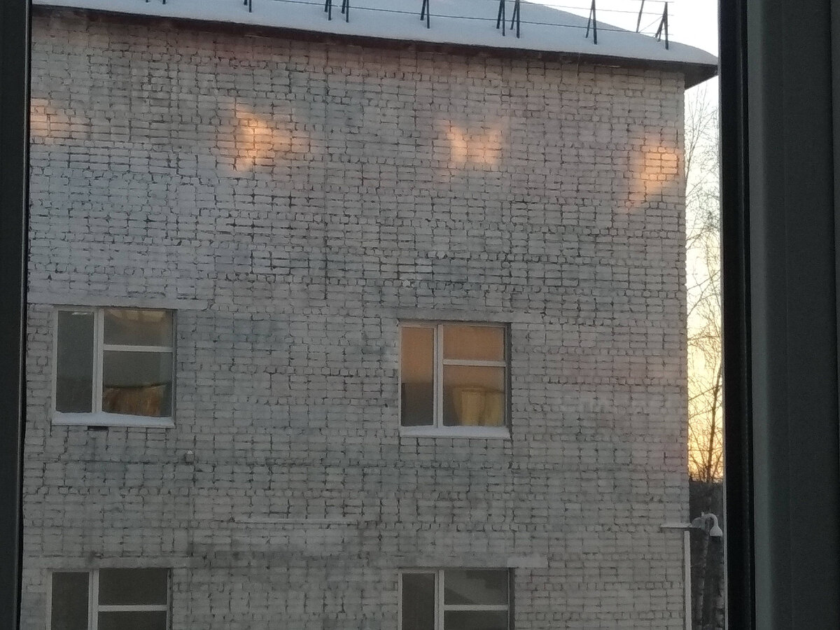 Солнечные бабочки на здании во внутреннем дворе роддома в вечер накануне третьего КС