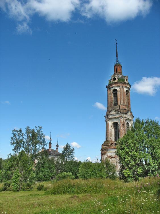 Колокольня Троицкой церкви. Фото 2007 г. Фото взято с сайта www.old-churches.ru 