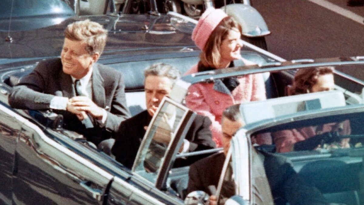 В 12:30 по местному времени кортеж показался из-за горизонта. 