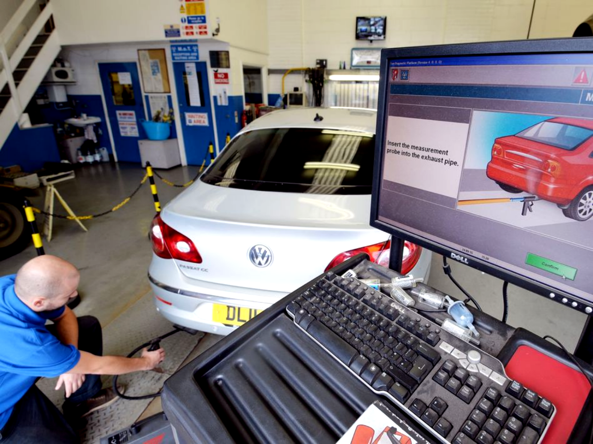 Техосмотр автомобиля. Фото www.alamy.com