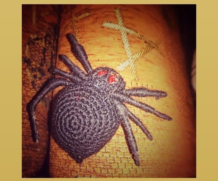 Вязаный крючком паук, это было для меня тоже очень не обычно. И опять это было для садика. Тема была "Насекомые". Этот паук был связан, ламы сделаны из проволоки, а глаза из бисера. Источник из моей группы в контакте https://vk.com/club205645649 #вязаный паук 