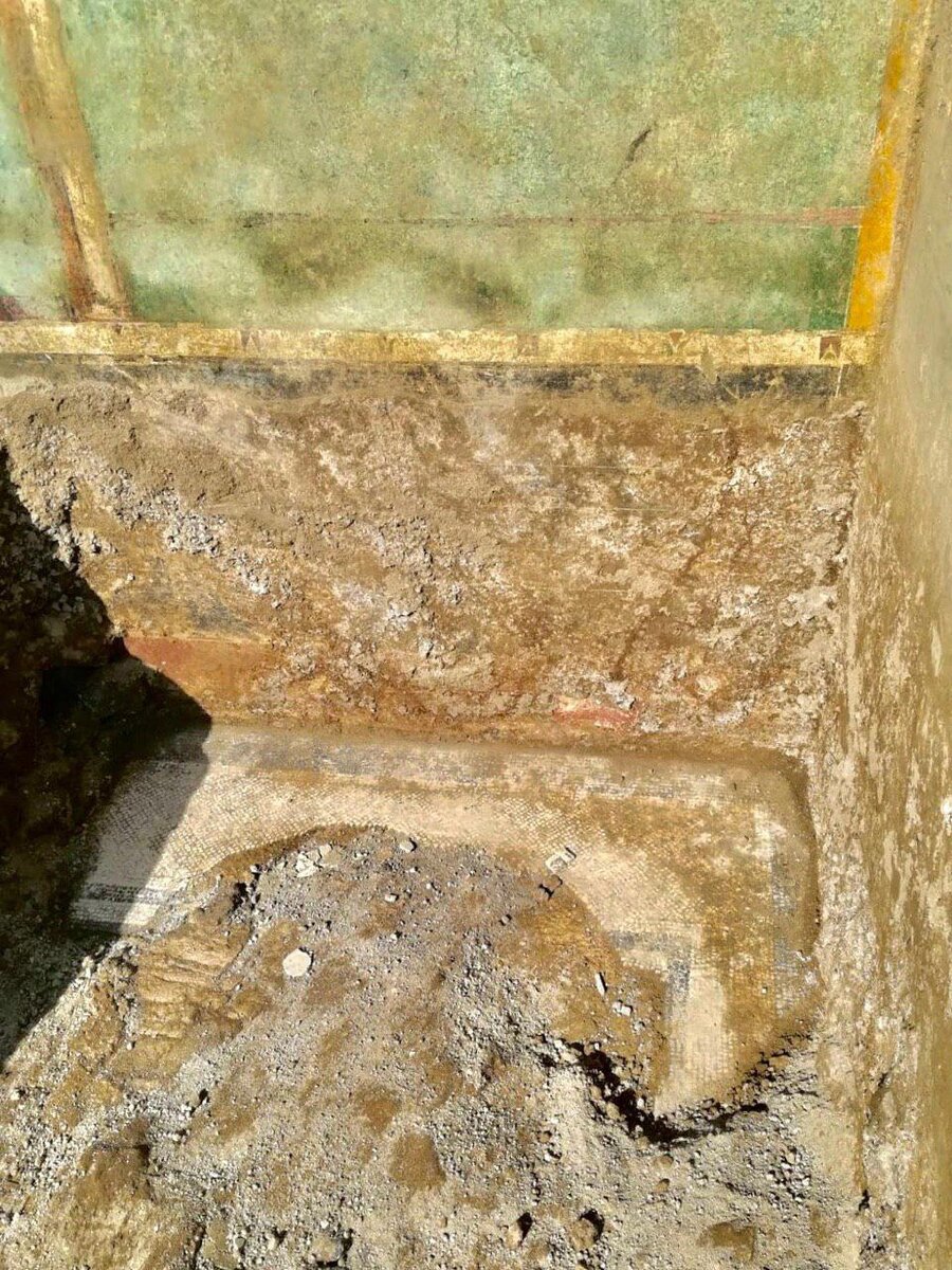 Еще один фрагмент стены и мозаики на полу виллы в Чивите Джулиане / Parco Archeologico di Pompei