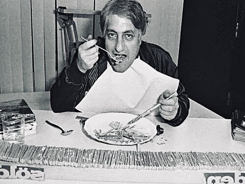 Мишель ест телевизор 📺 