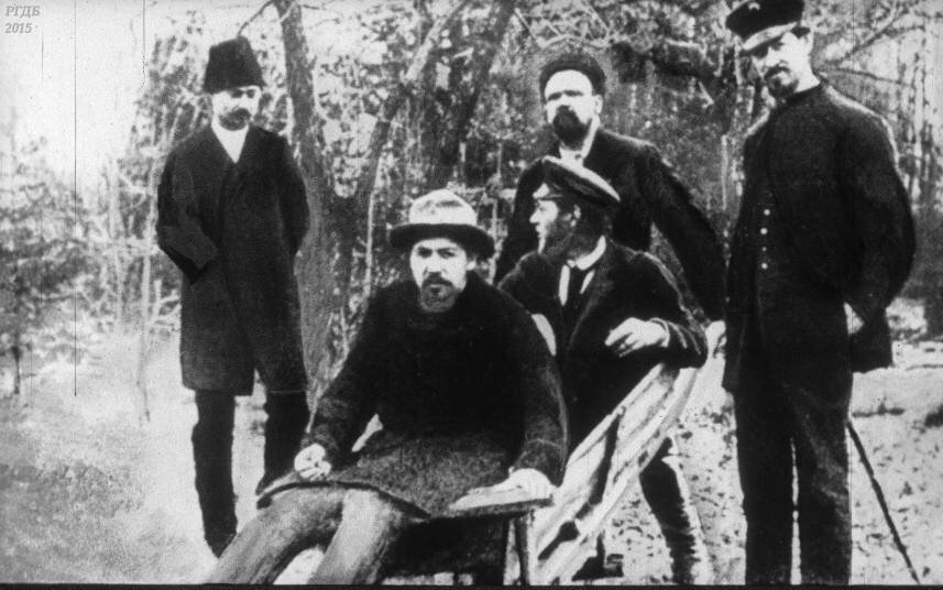 Гиляровский везет в тачке А.П. Чехова. Снимок И.И. Левитана