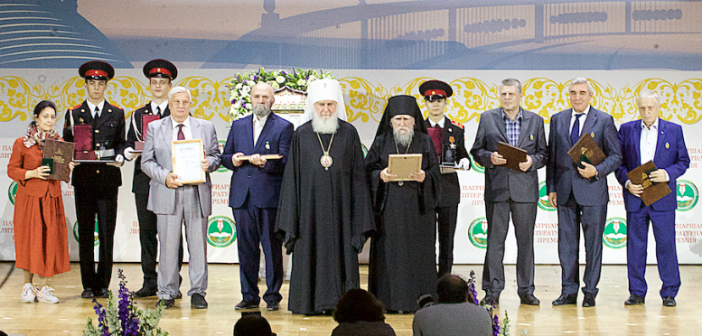 На илл.: Митрополит Калужский и Боровский Климент с лауреатами и номинантами премии