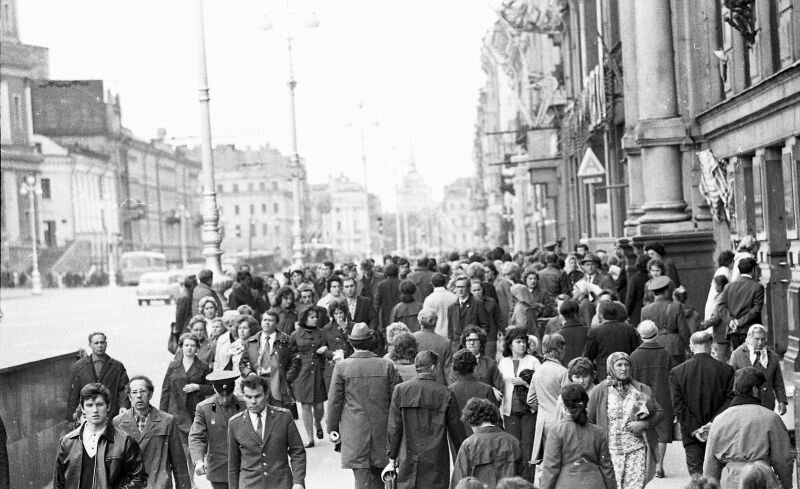Невский проспект Ленинграда был полон людей, а машин было мало в 1972 году