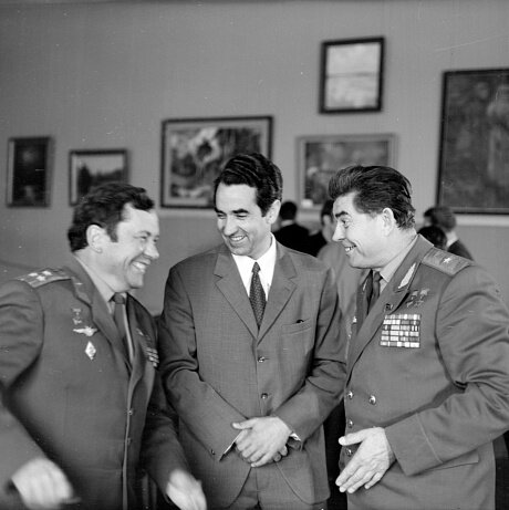 Члены Государственной комиссии Г.Т. Береговой, П.Р. Попович и Г.И. Северин (в центре) во время беседы после приема экзаменов у экипажа КК «Союз-12». 1973 г. РГАНТД. Арх. № 1-8923.