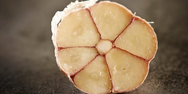 У озимого чеснока чётко выделяется твёрдый стержень, вокруг которого сгруппированы зубчики. Фото: mnimage/Shutterstock📷
