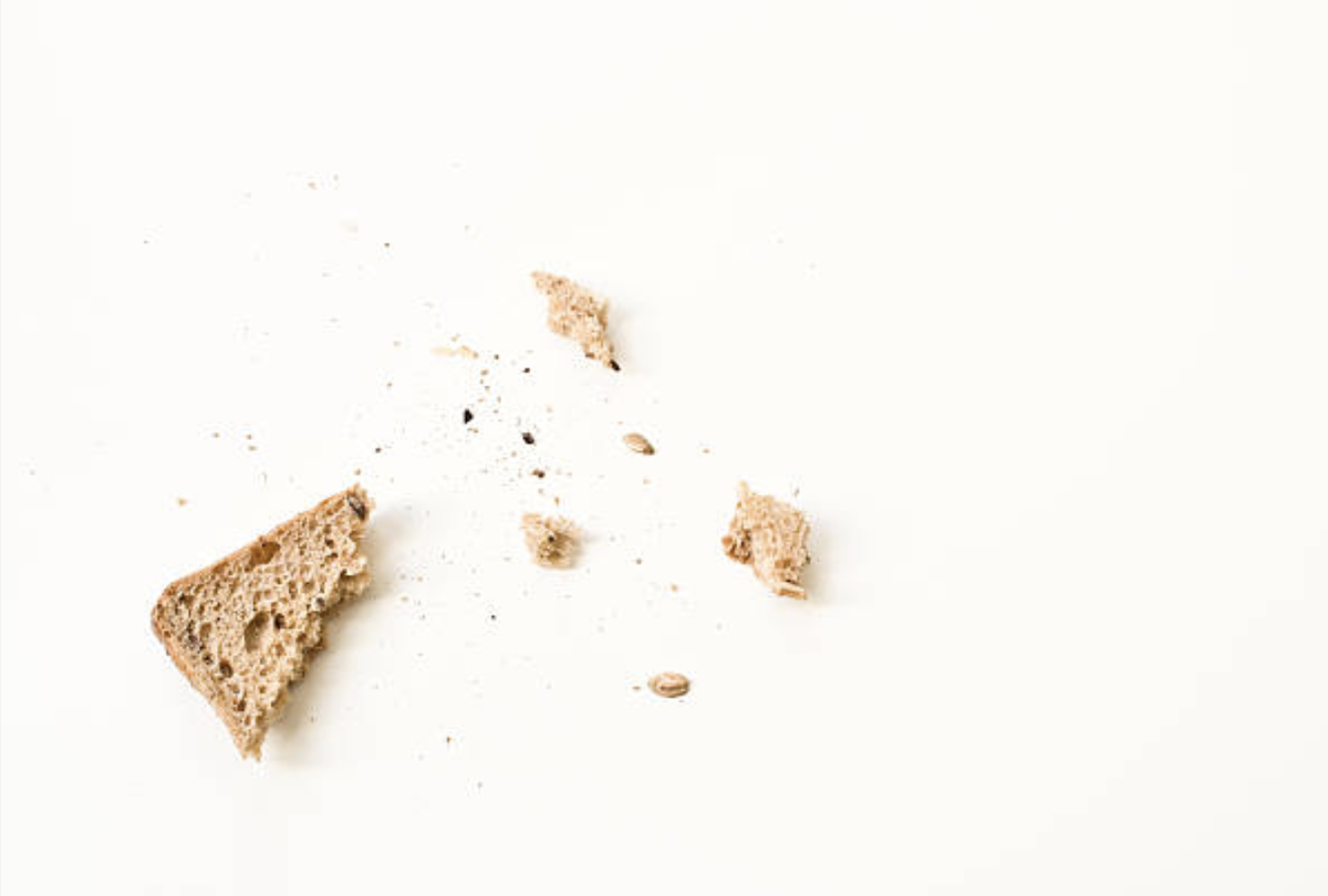 крошки хлеба на белом фоне. крошки хлеба. крошка фото. крошки хлеба на прозрачном фоне. хлебные крошки на полу.