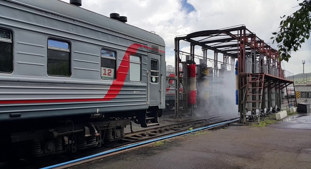 В пунктах экипировки и отстоя пассажирских поездов пользоваться туалетами