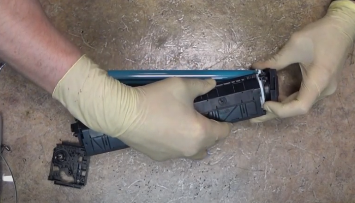 Фото 13. Извлекаем одну половину картриджа из другой