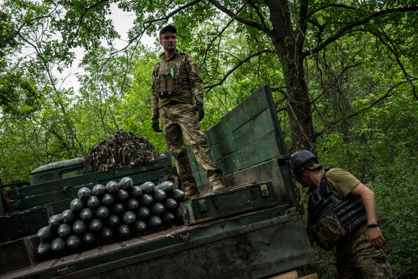 Украинский военнослужащий готовит и стреляет из реактивной системы залпового огня "Град" по российским позициям в Харьковской области, Украина, 12 августа 2022 года. Фото © Getty Images / Wolfgang Schwan / Anadolu Agency