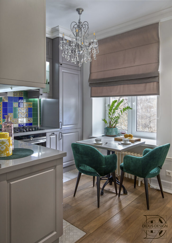 Нескучный интерьер на 50 кв.м. Классика и насыщеные цвета в яркой двушке