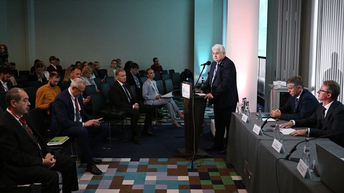    Вице-губернатор Санкт-Петербурга Олег Эргашев выступает на научно-практической конференции "Мультидисциплинарная персонализированная медицина. Тераностика - интеграционная платформа развития онкологии"© РИА Новости / Рамиль Ситдиков