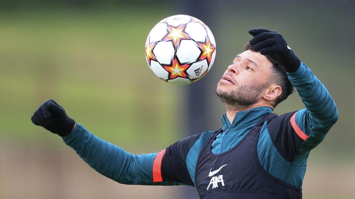    Футболист "Ливерпуля" Алекс Окслейд-Чемберлен© AFP 2022 / LINDSEY PARNABY