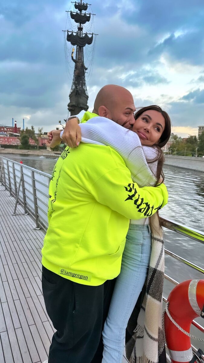    Джиган и Оксана на прогулке Соцсети Оксаны Самойловой