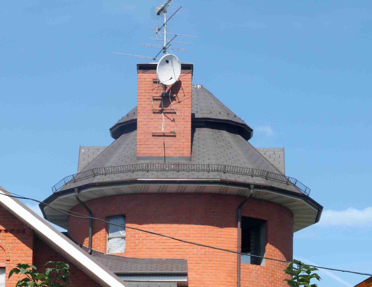 Крыша круглой башни. Кровля из гибкой черепицы. 