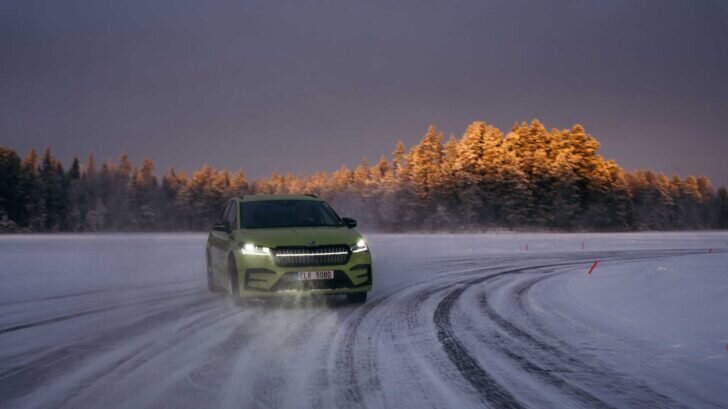 
Смотреть галерею17 фотоМидену не привыкать ставить рекорды за рулем Skoda. Он разогнался до 366 км/ч в августе 2011 года на модифицированной Octavia RS. Самая быстрая Skoda в истории имела 600 лошадиных сил от специального 2,0-литрового бензинового двигателя, который помог ей достичь впечатляющей скорости на поверхности соляного озера в Бонневилле. Чтобы отпраздновать десятилетие с момента достижения, автопроизводитель из Млада-Болеслава полностью восстановил автомобиль в 2021 году.