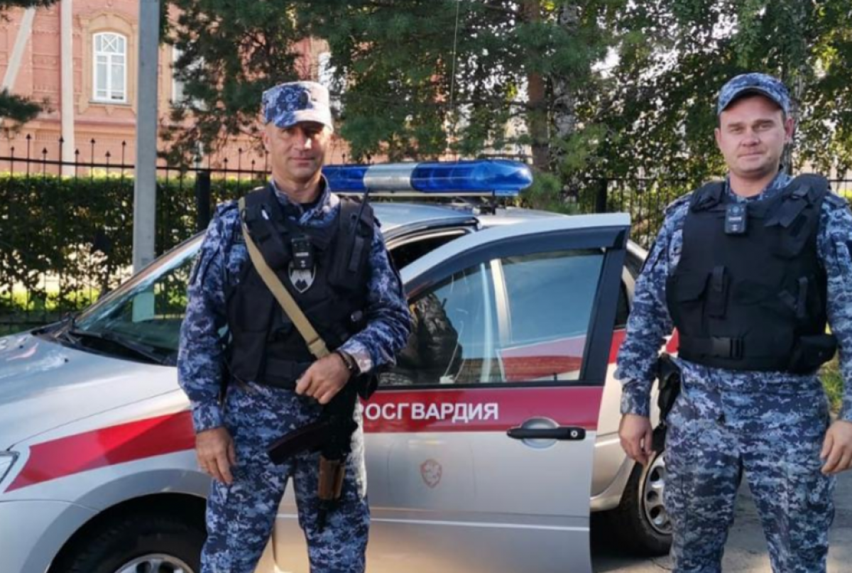    Росгвардейцы спасли двух девушек с горящего балкона в Новосибирской области