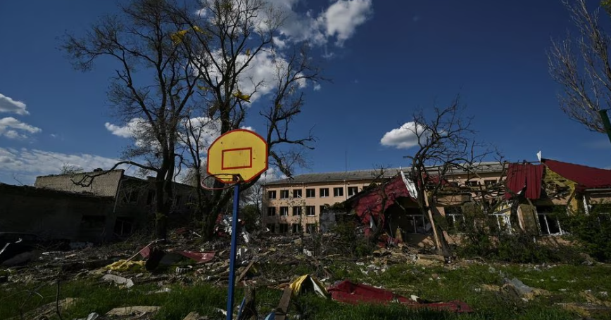 Фото от Reuters. На снимке видно здание местной школы, сильно поврежденное в результате российского военного удара в городе Авдеевка. Украина, 5 мая 2023 года.